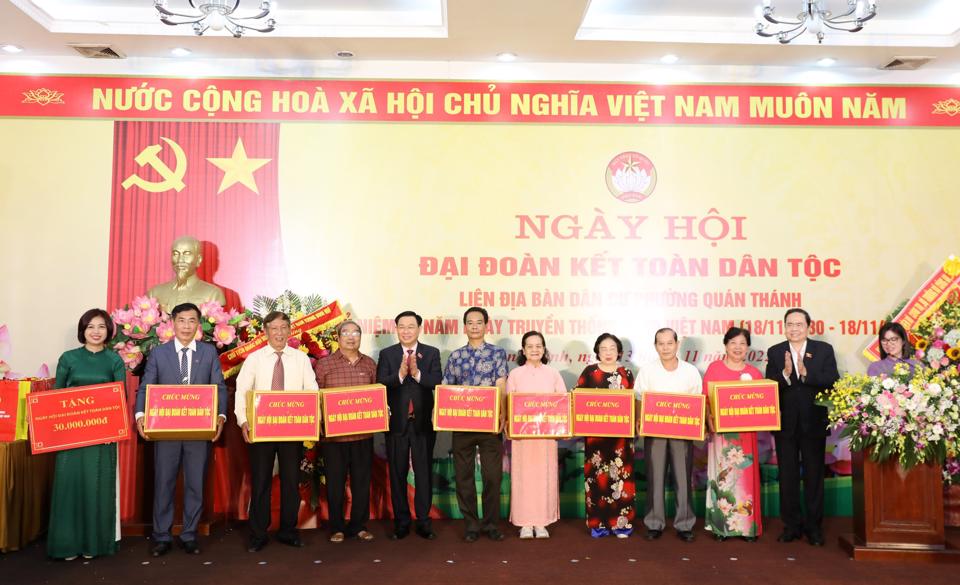 Chủ tịch Quốc hội Vương Đình Huệ dự Ngày hội Đại đoàn kết toàn dân tộc tại phường Quán Thánh
